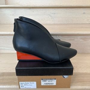 - Black/red (orange)
- Kid Leather Upper
- Fabric Lining
- Synthetic Outsole